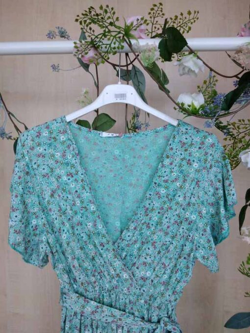 vestido con escote cruzado y mangas tipo kimono