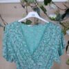 vestido con escote cruzado y mangas tipo kimono