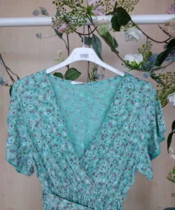 vestido con escote cruzado y mangas tipo kimono
