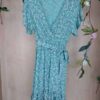 vestido floral con escote en pico