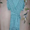 vestido floral con escote en pico