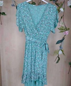 vestido floral con escote en pico