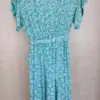 vestido floral en verde con volante en la parte inferior