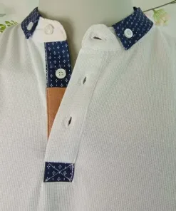 Polo blanco con cuello azul