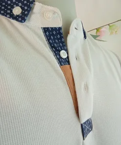 Polo blanco con cuello azul