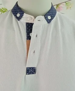 Polo blanco con cuello azul 02