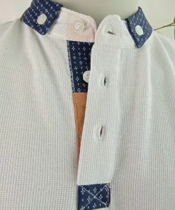 Polo blanco con cuello azul 02