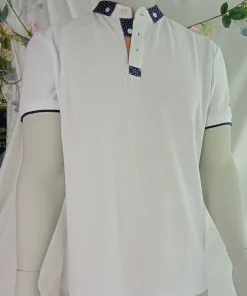 Polo blanco con cuello azul 03