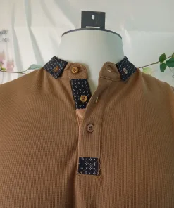 Polo marrón con cuello azul