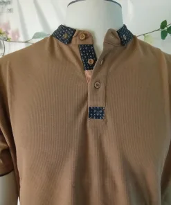 Polo marrón con cuello azul