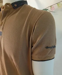 Polo marrón con cuello azul