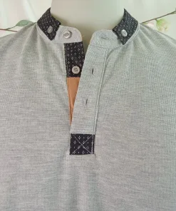 Polo gris con cuello azul