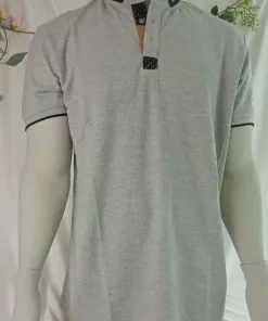 Polo gris con cuello azul