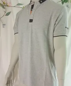 Polo gris con cuello azul