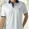 Polo blanco con cuello azul