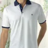 Polo blanco con cuello azul