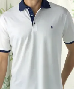 Polo blanco con cuello azul